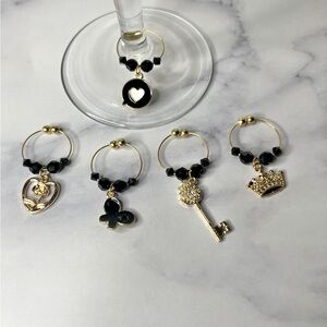 ❤️❤️Black and gold wine charms